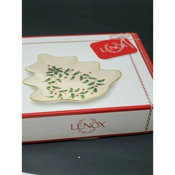 Lenox Holiday Holly Berry Gold Trim Tree Shaped Candy Dish 8" - Picture 2 of 7
